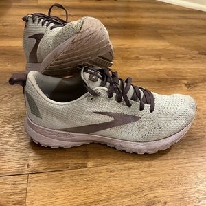 Women’s Brooks Revel 4